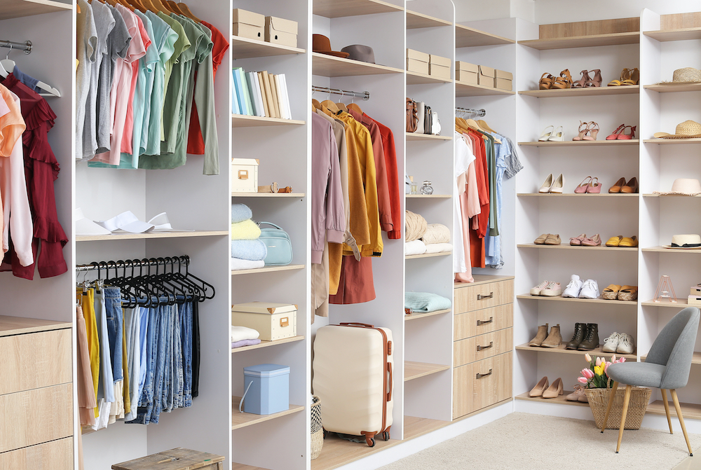 A beautifully organized closet, with everything neatly in its correct place. 